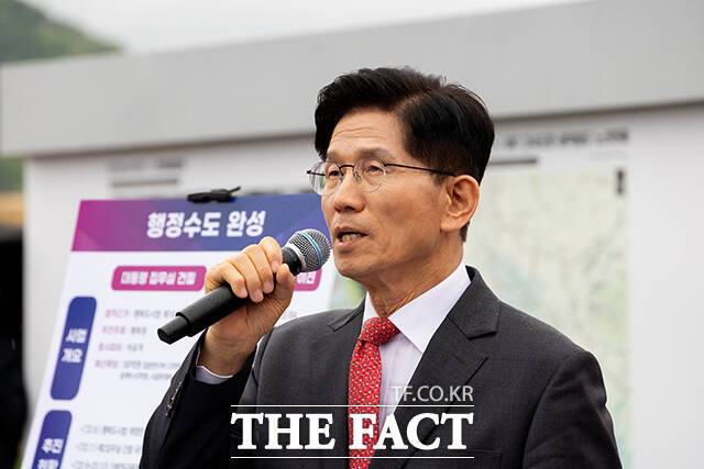 16일 발표된 여론조사에 따르면 이 후보의 강세는 여전하다. 리얼미터가 미디어트리뷴 의뢰로 13~14일 전국 성인 1005명을 대상으로 실시한 조사에 따르면 대선 후보 지지도를 묻는 문항에서 이 후보는 51.9%로 선두를 달렸다. 이어 김문수 국민의힘 후보 33.1%, 이준석 개혁신당 후보 6.6%, 황교안 무소속 후보 1.7% 순이다. 사진은 김문수 후보. /임영무 기자