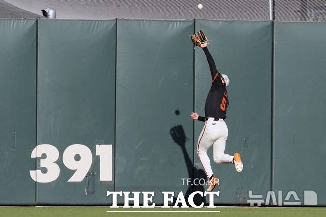 이정후가 18일(한국시간) 애슬레틱스전서 1회초 브렌트 루커의 키를 넘어가는 타구를 점프해서 잡아내고 있다. /샌프란시스코=AP.뉴시스