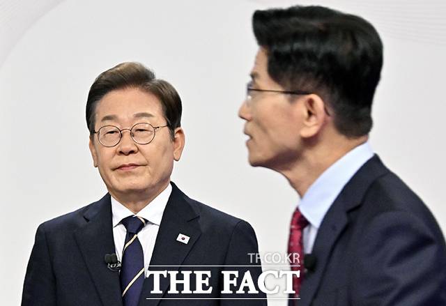 제21대 대통령 선거 첫 TV토론회가 18일 열린 가운데 김문수 국민의힘 후보는 '커피원가 120원' 발언으로 이재명 더불어민주당 후보를 압박했다. 이 후보는"말에는 맥락이 있다"며 왜곡이라고 반박했다. /국회사진취재단김문수, ‘커피 원가 120원’ 발언 지적하며 공세