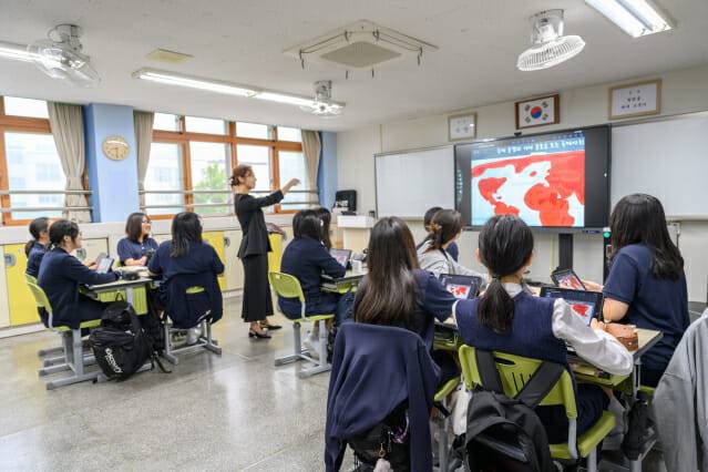덕성여자중학교 2학년 2반 교실에서 윤혜경 교사가 아이패드로 수업을 진행하는 모습(사진=애플코리아)