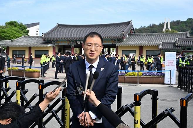 18일 무소속 김상욱 국회의원이 광주 북구 운정동 국립 5·18 민주묘지 민주의문 앞에서 더불어민주당 입당 기자회견을 하고 있다. 연합뉴스