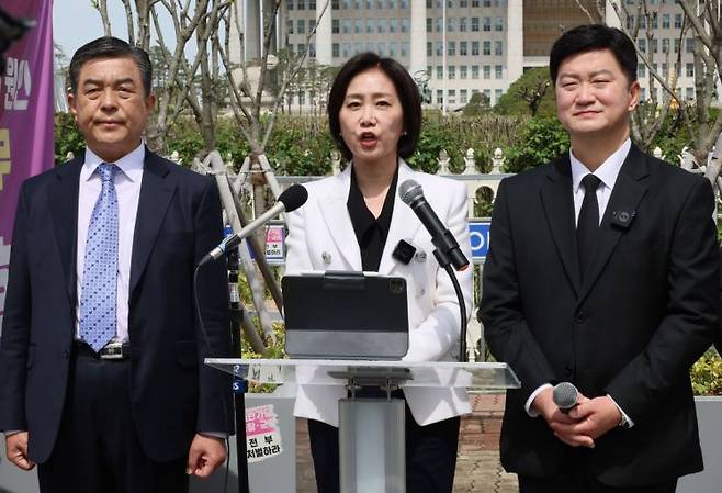 허은아 전 대표, 개혁신당 탈당 선언    (서울=연합뉴스) 이정훈 기자 = 개혁신당 허은아 전 대표가 23일 서울 여의도 국회의사당 앞에서 개혁신당 탈당 선언 기자회견을 하고 있다. 2025.4.23    uwg806@yna.co.kr(끝)＜저작권자(c) 연합뉴스, 무단 전재-재배포, AI 학습 및 활용 금지＞