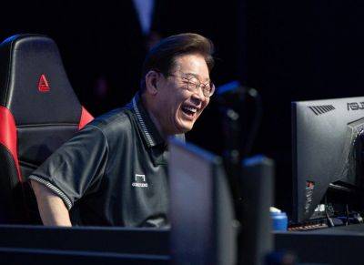 이재명 더불어민주당 대통령 후보가 17일 오후 광주 동구 조선대학교에 위치한 e스포츠경기장에서 게임 ‘리그오브레전드’를 체험하고 있다. 연합뉴스