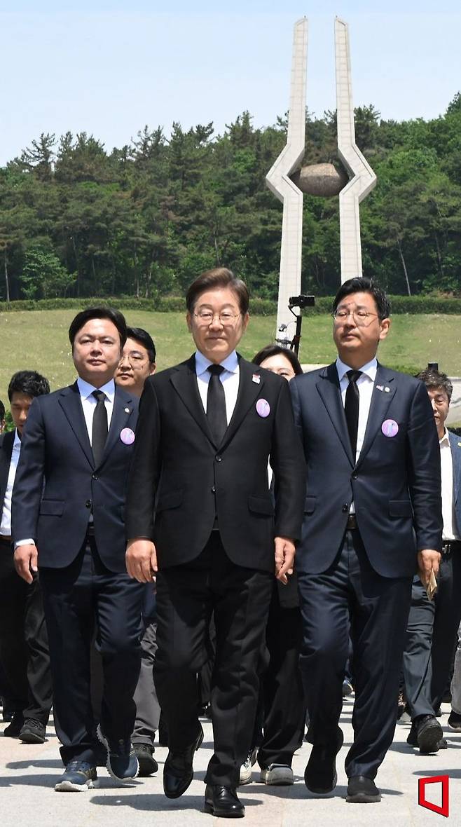 이재명 더불어민주당 대선 후보가 18일 광주 북구 국립5·18민주묘지에서 열린 '제45주기 5·18 민주화운동기념식'에 참석한 뒤 묘역을 떠나고 있다. 2025.5.18 국회사진기자단