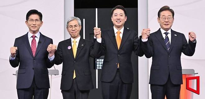 18일 서울 마포구 SBS프리즘타워에서 열린 중앙선거방송토론위원회 주관 제21대 대통령선거 후보자토론회에서 각 정당 대선 후보들이 선전을 다짐하고 있다. 왼쪽부터 국민의힘 김문수, 민주노동당 권영국, 개혁신당 이준석, 더불어민주당 이재명 대선후보. 2025.5.18 국회사진기자단