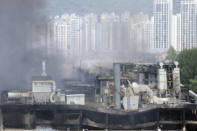 금호타이어 광주공장 화재 발생 이틀째인 18일 광주 광산구 소촌동 일대 도심이 검은 연기로 뒤덮이고 있다. (출처 : 금호타이어)