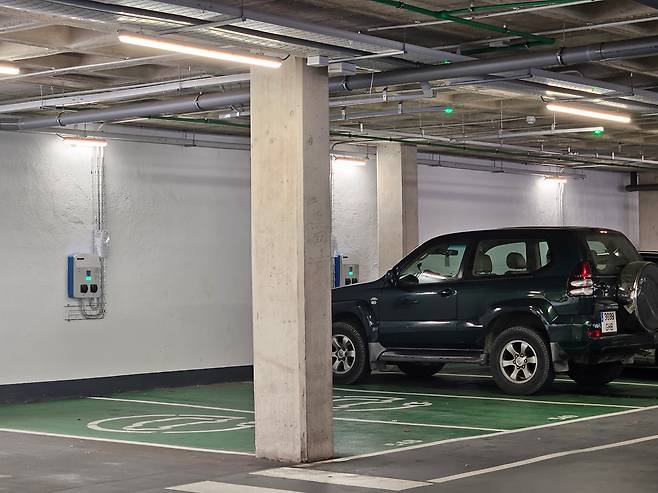 지난달 30일 스페인 이비사 섬 공항 주차장의 전기차 충전 구역. /권유정 기자