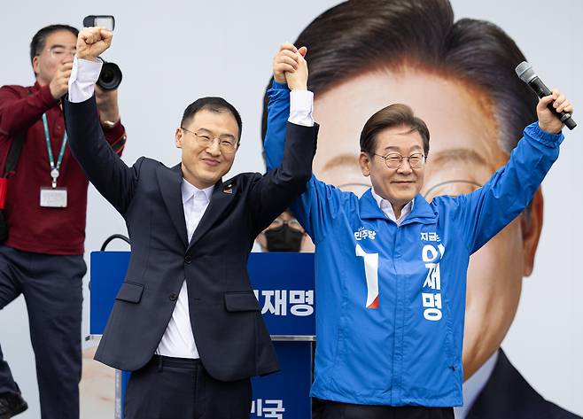 이재명 더불어민주당 대통령 후보가 16일 오전 전북 익산시 익산역 동부광장에서 김상욱 무소속 의원과 손을 맞잡아 올리고 있다. /뉴스1