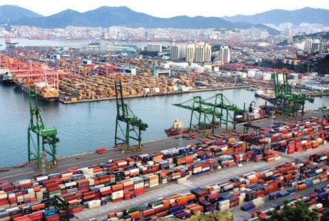 연안해운의 중심인 부산항의 모습./한국해운조합