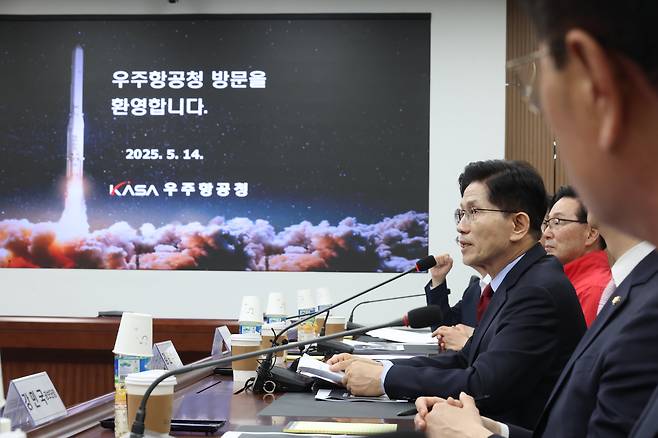 김문수 국민의힘 대통령 후보가 14일 경남 사천 우주항공청에서 열린 간담회에서 인사말을 하고 있다. /뉴스1