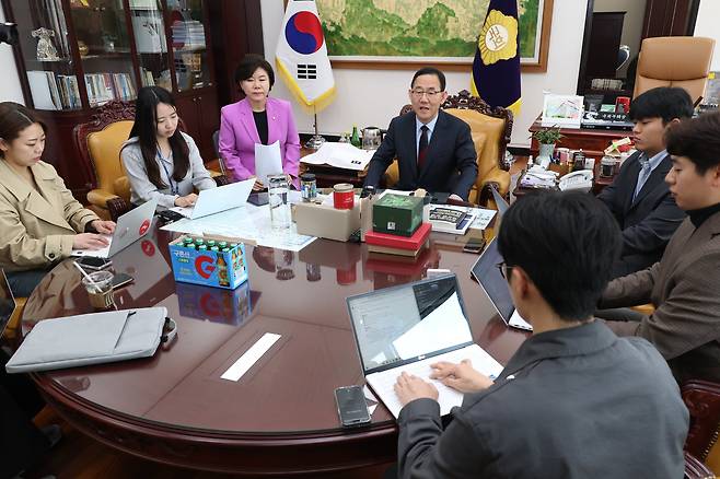 주호영 국민의힘 개헌특별위원회 위원장(사진 가운데) /뉴스1