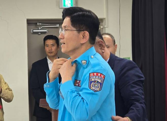 김문수 국민의힘 대선 후보가 17일 오후 전북 전주시 덕진구 전북개인택시조합에서 택시기사 제복을 입고 있다. ⓒ데일리안 고수정 기자