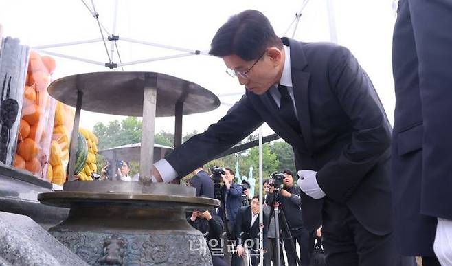 김문수 국민의힘 대선 후보가 17일 오전 광주광역시 북구 5·18민주묘지에서 분향하고 있다. ⓒ데일리안 방규현 기자