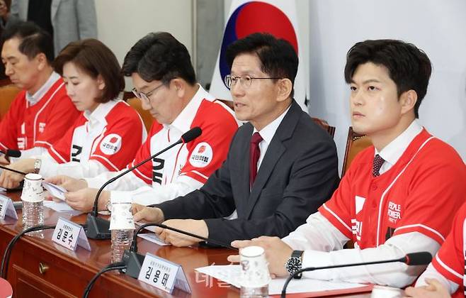 국민의힘 김기현 의원, 나경원 의원, 권성동 원내대표, 김문수 대선 후보, 김용태 비상대책위원장(사진 왼쪽부터)이 지난 15일 오전 국회 본관에서 열린 '중앙선대위 회의 및 중앙선대위 임명장수여식'에 참석해 발언하고 있다. ⓒ데일리안 방규현 기자