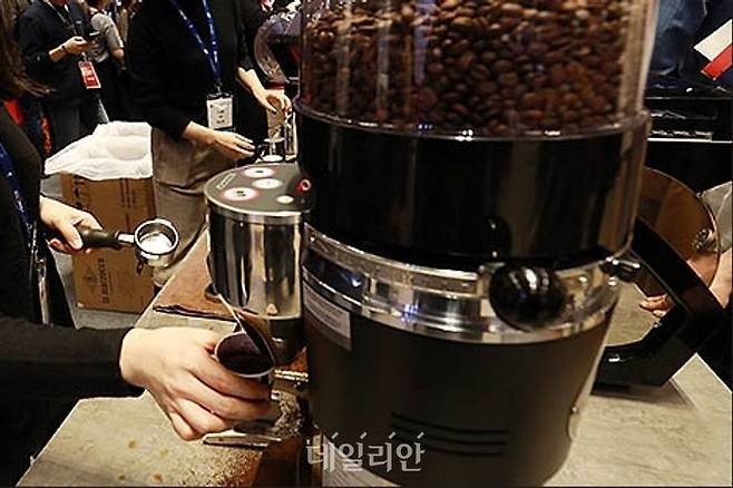 코엑스에서 열린 '2018 카페쇼'에 바리스타가 커피를 만들고 있다(자료사진). ⓒ데일리안
