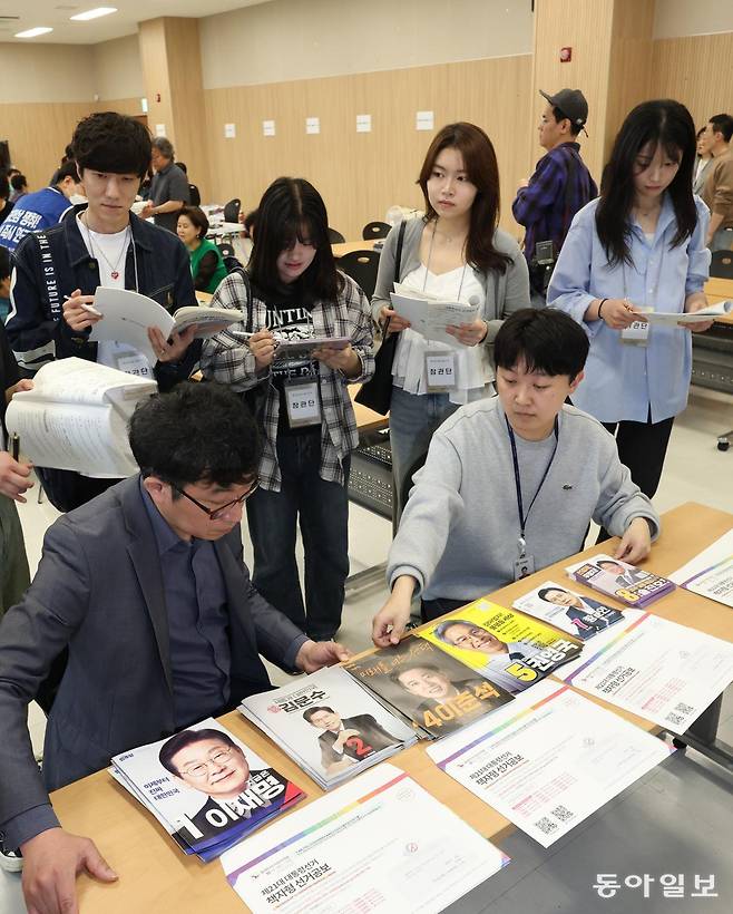 이 공보물들은 수일 내 유권자들에게 전달될 예정입니다.