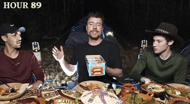 유튜버 미스터비스트가 멕시코 유적지 탐험 영상에서 자신의 초콜릿 브랜드 신제품을 홍보하고 있다. 유튜브 채널 ‘미스터 비스트’ 영상 캡처