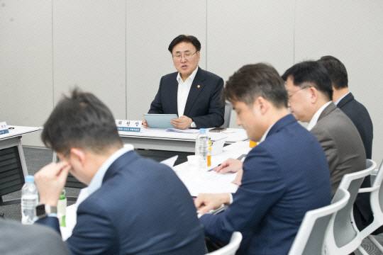 유상임 과학기술정보통신부 장관이 13일 오후 서울 중구 서울스퀘어 국가인공지능위원회 회의실에서 열린 '제4차 AI컴퓨팅 인프라 특별위원회'에서 '첨단 GPU 확보 추진방안' 을 논의하고 있다. 과기정통부 제공