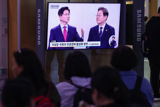 18일 서울역 대합실에서 시민들이 제21대 대선 1차 후보자 토론회 중계방송을 지켜보고 있다. [연합뉴스]