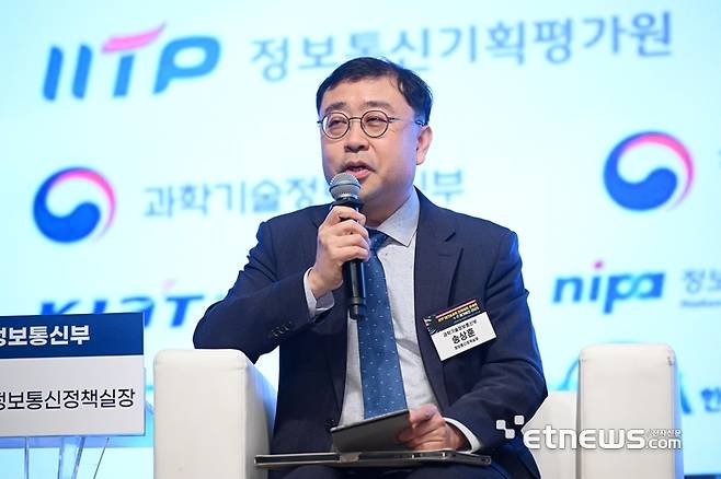 IITP 테크&퓨처 인사이트 콘서트×IT메가비전 2025가 'AX시대, 에이전틱 AI와 피지컬 AI로 열리는 미래 비즈니스를 주제로 16일 서울 서초구 엘타워에서 열렸다. 송상훈 과학기술정보통신부 정보통신정책실장이 'AI강국 도약과제와 글로벌 관세전쟁 대응 정책방향'을 주제로 패널 토론에 참석해 발언하고 있다.   이동근기자 foto@etnews.com