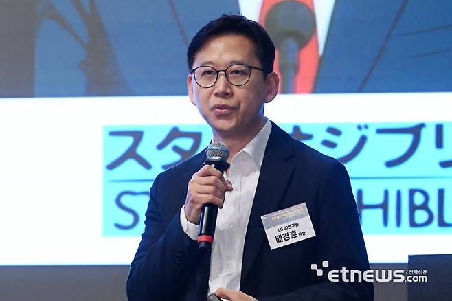 IITP 테크&퓨처 인사이트 콘서트×IT메가비전 2025가 'AX시대, 에이전틱 AI와 피지컬 AI로 열리는 미래 비즈니스를 주제로 16일 서울 서초구 엘타워에서 열렸다. 배경훈 LG AI연구원장이 '에이전틱 AI, 새로운 AI혁명의 시작'을 주제로 기조강연하고 있다.  이동근기자 foto@etnews.com