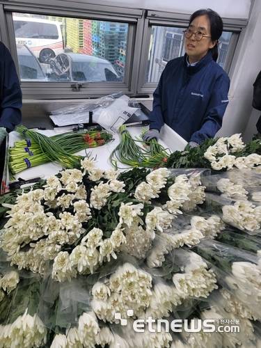 15일 인천시 중구의 보세창고에서 검역관이 국화, 마늘쫑 등 신선 농산물을 표본 채취해 병해충 유무를 정밀 검사하고 있다. (사진=박효주기자)