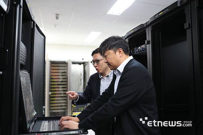 박경준 교수(왼쪽)와 임성훈 교수가 데이터 통신과 연산 작업을 분석하고 있다.