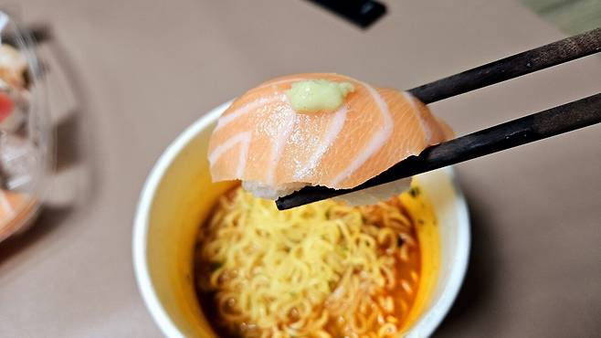 20250517_204725.jpg 저녁 코스트코 초밥에 스파클링 와인