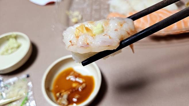 20250517_204951.jpg 저녁 코스트코 초밥에 스파클링 와인