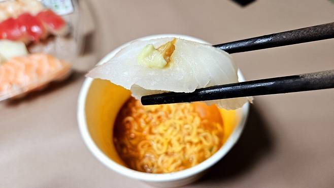 20250517_205205.jpg 저녁 코스트코 초밥에 스파클링 와인