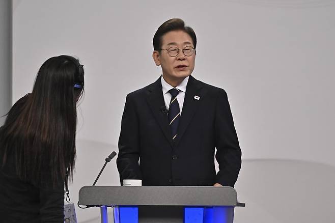 이재명 더불어민주당 대선 후보가 18일 서울 마포구 SBS프리즘타워에서 열린 중앙선거방송토론위원회 주관 제21대 대통령선거 후보자 토론회 시작에 앞서 준비하고 있다. 사진=국회사진기자단