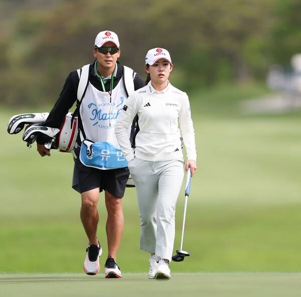 2025년 한국여자프로골프(KLPGA) 투어 제17회 두산 매치플레이 대회 결승전에 진출하며 우승 경쟁에 뛰어든 황유민 프로가 최종일 4강전에서 경기하는 모습이다. 사진제공=KLPGA