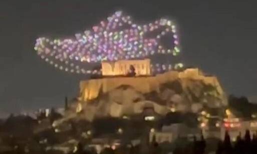 드론들이 만들어낸 신발 형태가 파르테논 신전을 밟는 듯한 형상을 만들어내 논란이 일고 있다. 출처 카티메리니