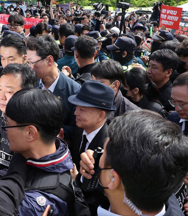 안창호 국가인권위원장이 18일 오전 광주 북구 운정동 국립 5·18민주묘지 민주의 문으로 입장하는 도중 시민단체 회원들의 항의를 받고 있다. 신소영 기자 viator@hani.co.kr