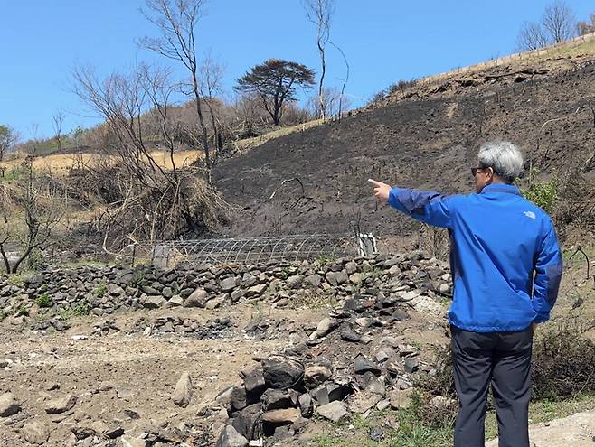 철거된 집터를 가리키는 경북 영덕 대곡리 주민 김경호(63)씨. 손주영