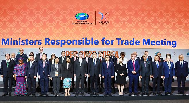 15일 서귀포시 제주국제컨벤션센터에서 열린 아펙(APEC) 2025 통상장관회의 개회식에서 참석자들이 기념촬영을 하고 있다. 산업통상자원부 제공