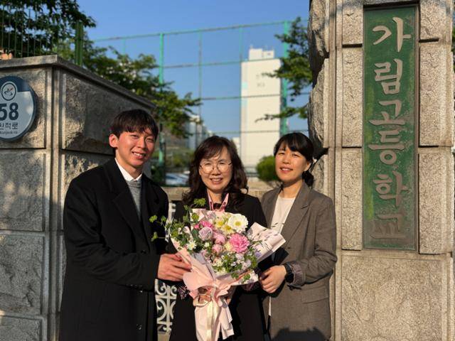 원주현(맨 오른쪽)·기중현(맨 왼쪽) 교사가 지난 12일 인천 서구 가림고등학교 앞에서 스승인 심현자 교사에게 스승의 날 꽃다발을 건네준 뒤 웃고 있다. 심 교사는 2000년 인천여고에서 고3이던 원 교사에게 세계사를 가르쳤다. 또, 2010년대 중반 가림고에서 기 교사의 담임이었다. 전국중등교사노조 위원장이기도 한 원 교사는 "중현이처럼 좋은 교사를 꿈꾸던 제자가 학교 현장에서 맞닥뜨리게 될 문제를 해결했으면 하는 마음에 단체 활동을 시작했다"고 말했다. 인천=유대근 기자