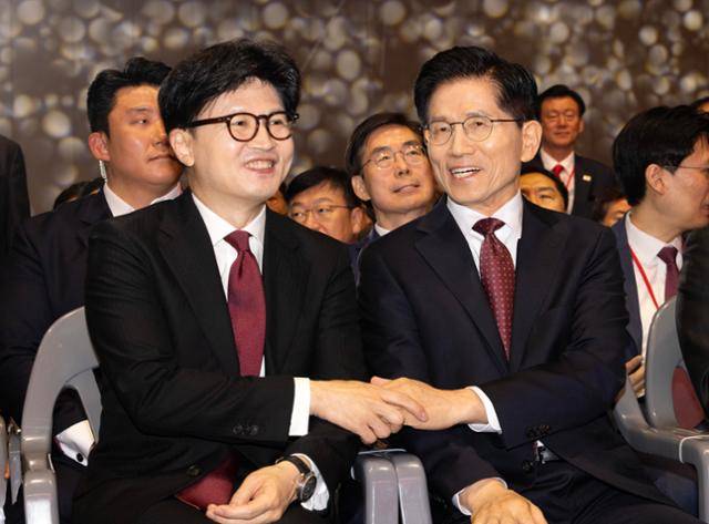 김문수(오른쪽), 한동훈 국민의힘 대선 경선 후보가 3일 경기 고양시 킨텍스에서 열린 21대 대통령선거 후보자 선출을 위한 제5차 전당대회에 참석하고 있다. 고양=하상윤 기자