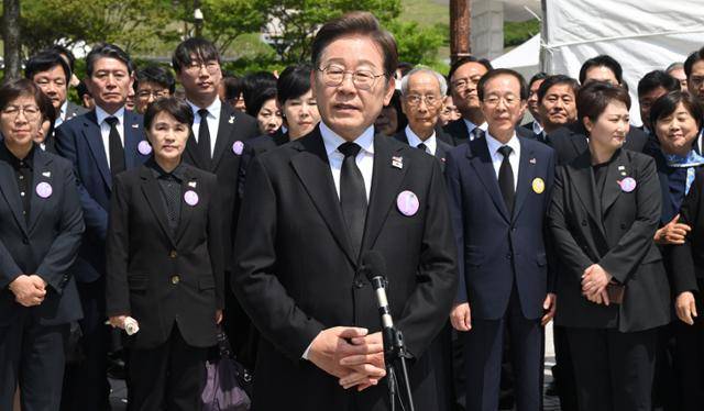 이재명 더불어민주당 대선 후보가 18일 광주 북구 국립5·18민주묘지에서 열린 제45주기 5·18 민주화운동기념식에 참석한 뒤 취재진의 질의에 답하고 있다. 뉴스1