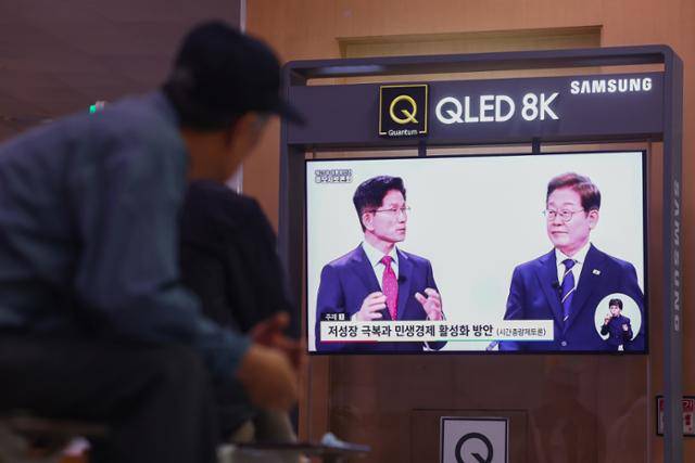 18일 서울역 대합실에서 시민들이 제21대 대선 1차 후보자 토론회 중계방송을 지켜보고 있다. 연합뉴스