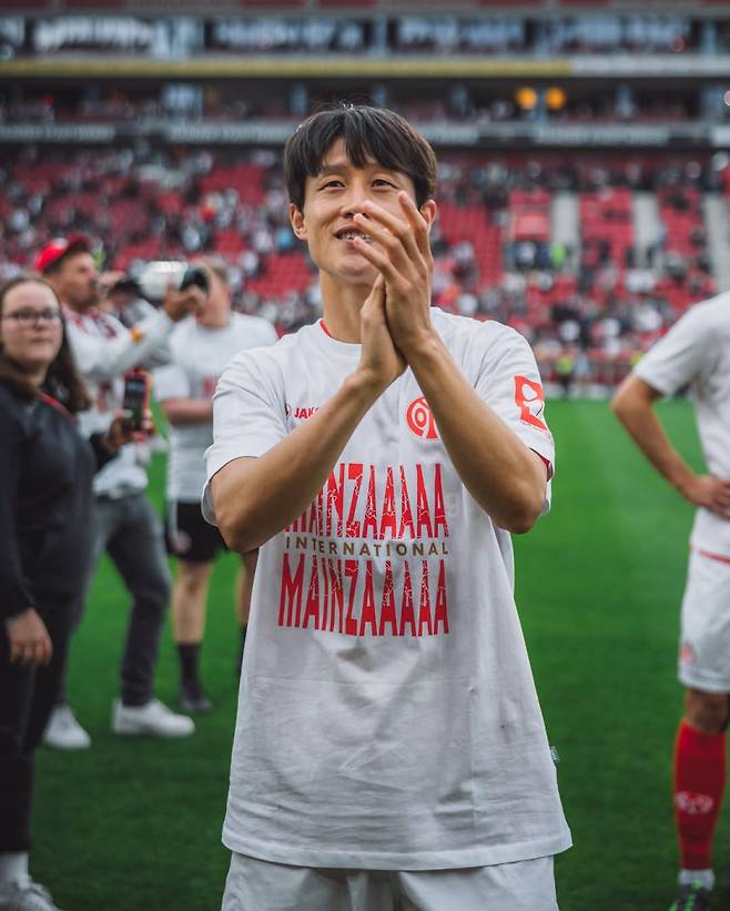 마인츠 이재성이 18일 메바 아레나에서 끝난 2024~25 분데스리가 최종전 홈 경기에서 레버쿠젠과 2-2로 비긴 뒤 팬들에게 박수를 보내고 있다. 마인츠는 이날 무승부로 차기 시즌 UECL PO 출전권을 획득했다. 이재성은 커리어 처음으로 UEFA 주관 클럽 대항전에 나설 전망이다. 사진=마인츠 SNS