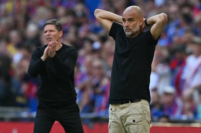 <yonhap photo-2281=""> Crystal Palace's Austrian manager Oliver Glasner (L) and Manchester City's Spanish manager Pep Guardiola (R) gesture on the touchline during the English FA Cup final football match between Crystal Palace and Manchester City at Wembley stadium in London, on May 17, 2025. (Photo by Glyn KIRK / AFP) / NOT FOR MARKETING OR ADVERTISING USE / RESTRICTED TO EDITORIAL USE/2025-05-18 06:49:55/ <저작권자 ⓒ 1980-2025 ㈜연합뉴스. 무단 전재 재배포 금지, AI 학습 및 활용 금지></yonhap>