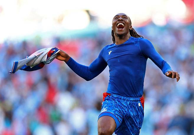 <yonhap photo-1285=""> Soccer Football - FA Cup - Final - Crystal Palace v Manchester City - Wembley Stadium, London, Britain - May 17, 2025 Crystal Palace's Eberechi Eze celebrates after winning the FA Cup Action Images via Reuters/Andrew Boyers TPX IMAGES OF THE DAY/2025-05-18 05:43:05/ <저작권자 ⓒ 1980-2025 ㈜연합뉴스. 무단 전재 재배포 금지, AI 학습 및 활용 금지></yonhap>