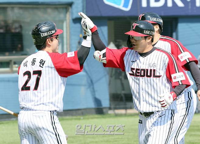 18일 오후 잠실야구장에서 열린 2025 프로야구 KT와 LG 경기. LG 문보경이 4히 우월 2점 홈런을 날리고 1회 투런포를 날린 박동원과 하이파이브 하고있다. 잠실=정시종 기자 capa@edaily.co.kr /2025.05.18.