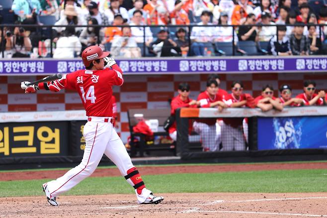 주말 대전 3연전에서 맹타를 휘두른 SSG 간판 최정의 타격 모습. SSG 제공