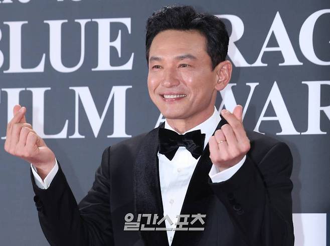 배우 황정민이 29일 오후 서울 영등포구 KBS에서 열린 제45회 청룡영화상 레드카펫 행사에 참석해 포즈를 취하고 있다. '청룡영화상'은 한국영화의 질적 향상을 꾀하고 영화산업의 발전을 진흥발전을 위한다는 취지 아래 만들어진 영화제. 서병수 기자 qudtn@edaily.co.kr /2024.11.29/