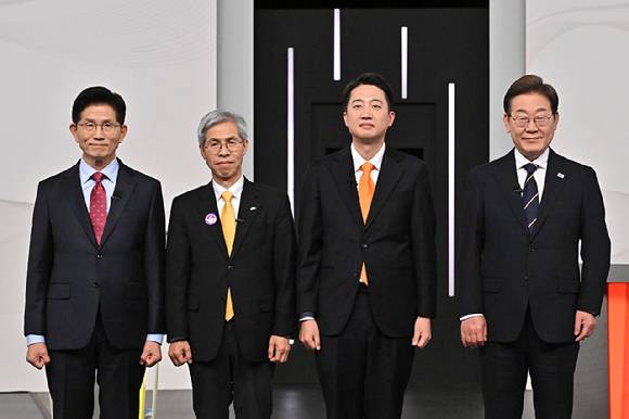 이재명(오른쪽부터) 더불어민주당·이준석 개혁신당·권영국 민주노동당·김문수 국민의힘 대선 후보가 중앙선거방송토론위원회 주관으로 18일 서울 상암동 SBS 프리즘센터 스튜디오에서 열린 제21대 대선 1차 후보자 토론회에서 기념 촬영을 하고 있다. [사진=국회사진취재단]