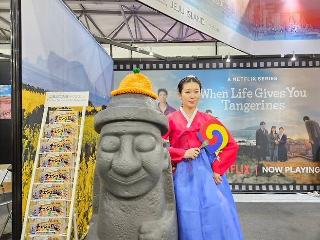 한복 입고 돌하르방과 인증샷. ‘폭싹 속았수다’ 속 제주에 빠진 오사카. (제주관광공사 제공)