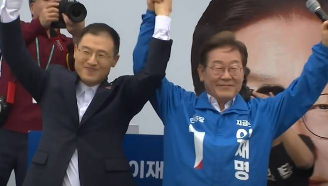 전북 유세 현장에서 손을 맞잡은 이재명 후보와 김상욱 의원