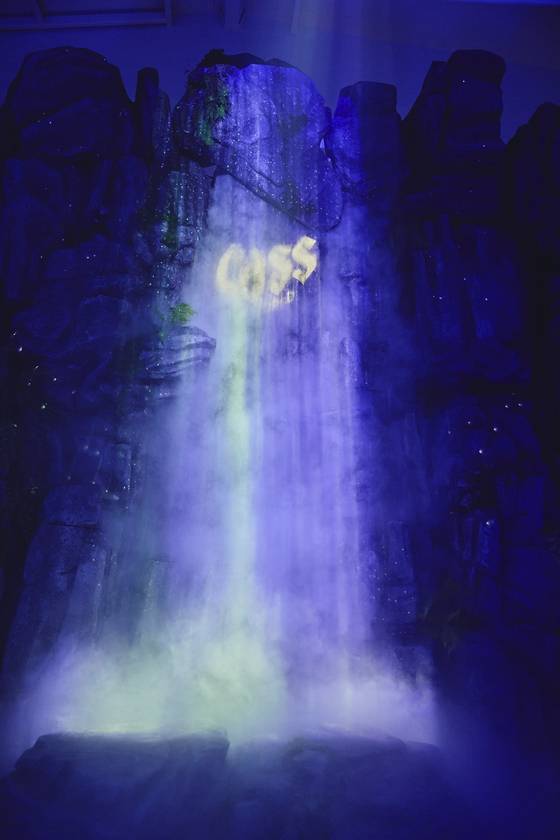 맥주 브랜드 카스의 디자인 모티브인 캐스케이드 폭포를 시각적으로 형상화한 모습. 오비맥주